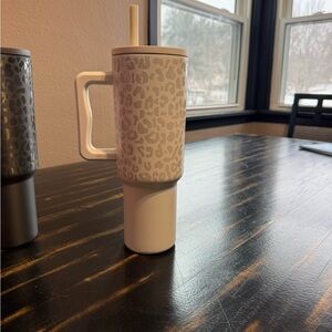 Simple modern 40oz leopard tumbler cup white